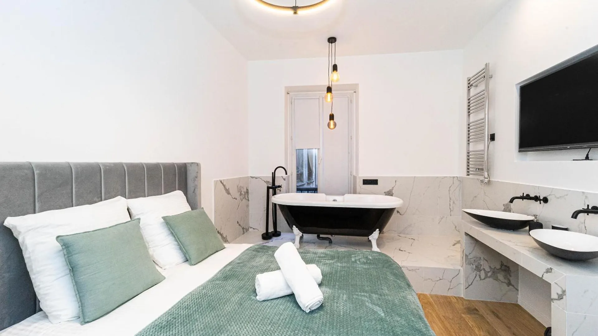 Pick A Flat'S Apartment In Notre-Dame De Paris - Rue Saint-Severin 0*,  Fransa